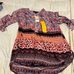 Maroon, pink and white floral 3/4 length sleeve top with cuffs